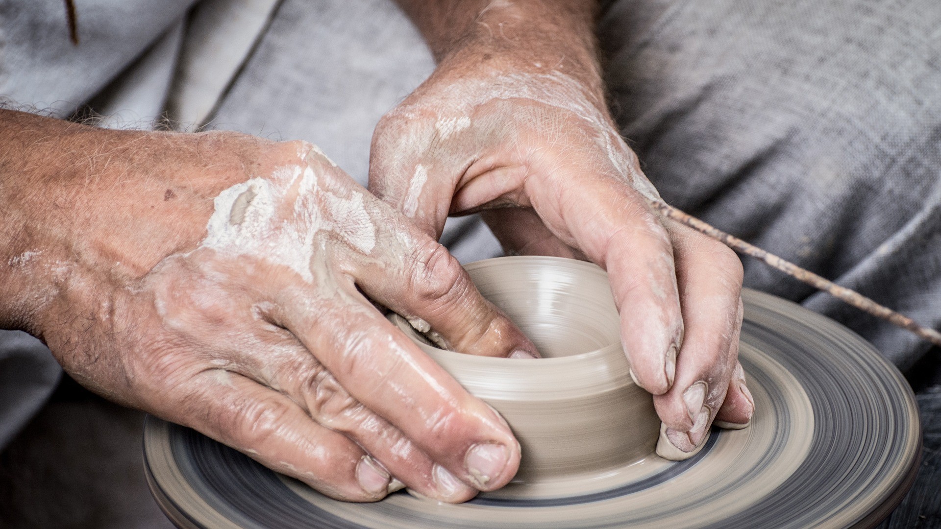 la Ceramica : un viaggio dal plasmare all'infornare